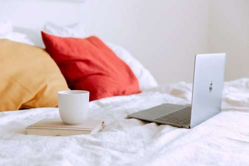 werken op afstand afbeelding laptop koffie bed verlaten min
