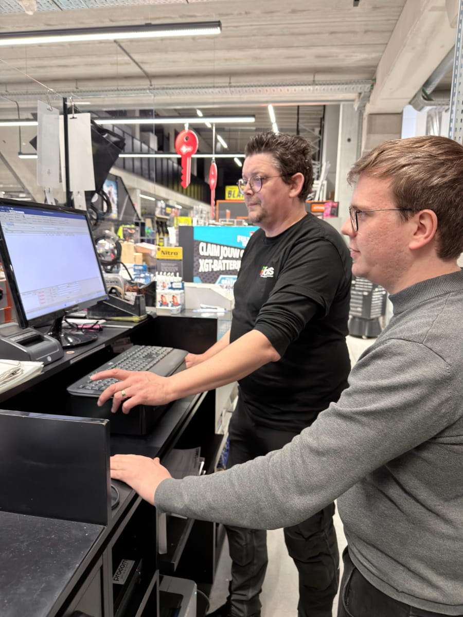 NYBE professionele software op maat in Hasselt Mart Reynders met klant Iliaens aan kassa custom SAS
