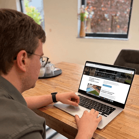 NYBE software op maat a website that attracts leads man aan laptop (1)