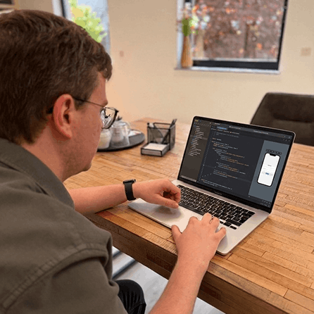 NYBE software op maat mobile app Hasselt man aan laptop (1)