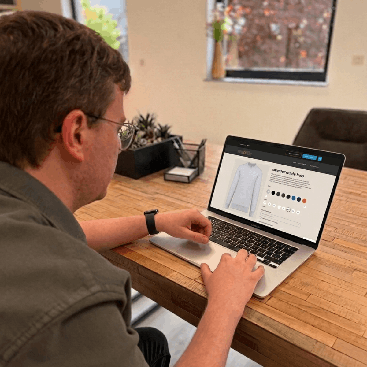 nybe hasselt man aan laptop (1)
